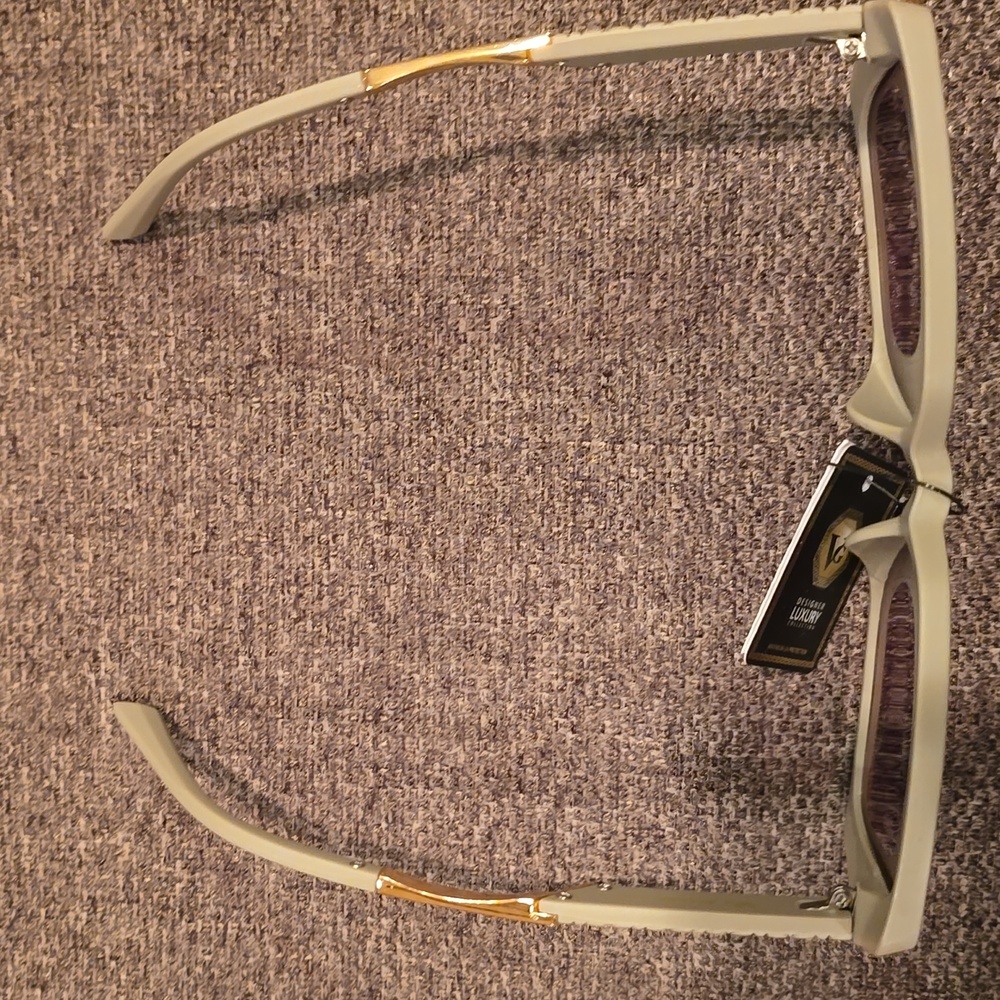 Sunglasses With Sparkle - Picture 4 of 5